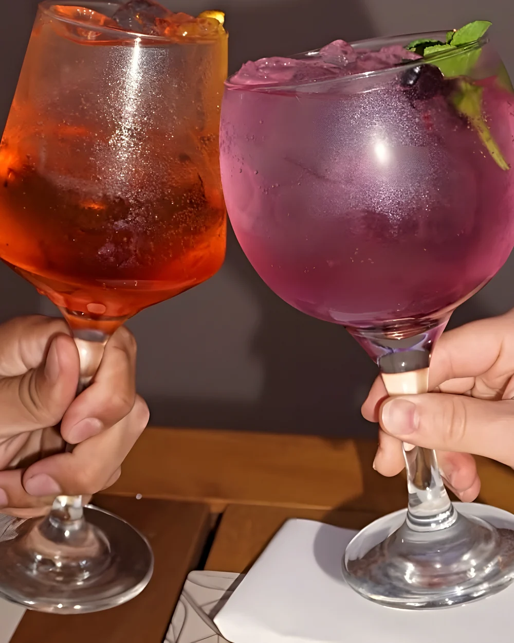 Brindis con dos tragos de autor de Palto: un spritz y un trago de frutos rojos con menta