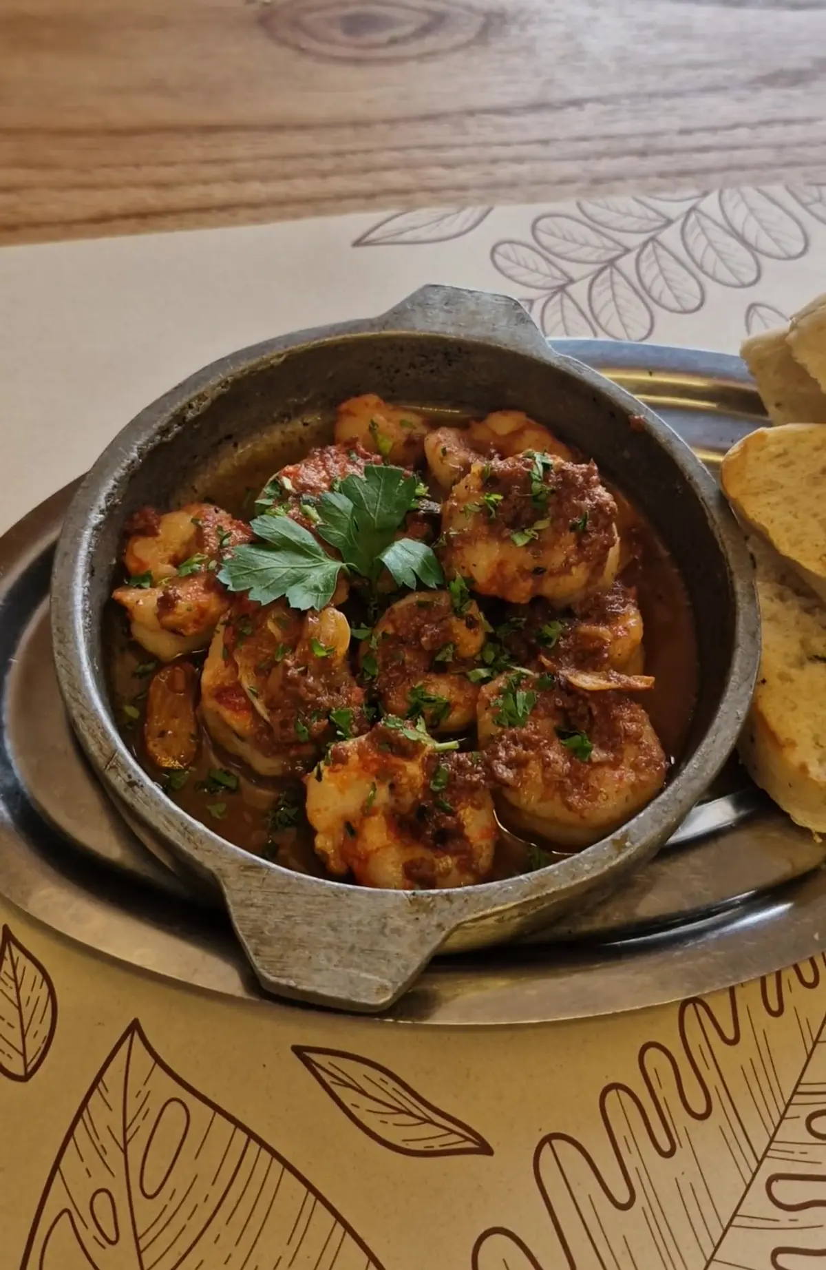 Cazuela de gambas al ajillo con perejil fresco y pan de campo